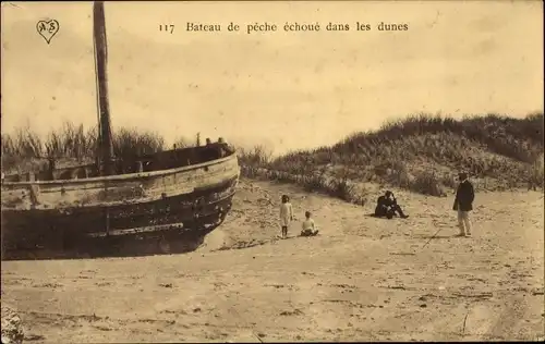 Ak Bruxelles Brüssel, Bateau de pèche ècouche dans les dunes