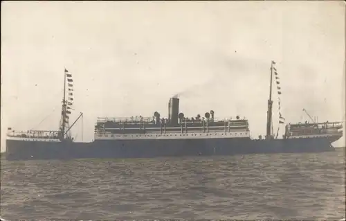 Foto Ak Dampfer auf See, Fährschiff mit Flaggenschmuck