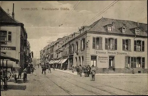 Ak Saarlouis im Saarland, Französische Straße, Gasthaus Mathias Schwantge, Straßenbahn