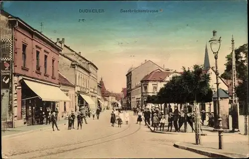 Ak Dudweiler Saarbrücken im Saarland, Saarbrücker Straße, Passanten