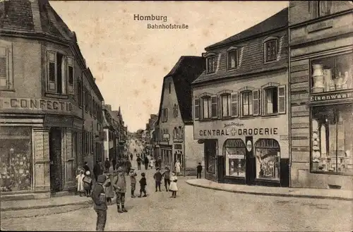Ak Homburg in der Pfalz Saarland, Bahnhofstraße, Passanten, Central Drogerie