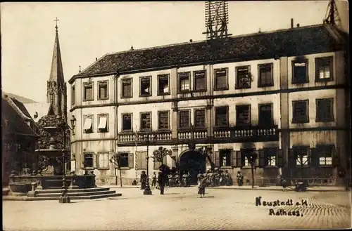 Foto Ak Neustadt an der Weinstraße, Rathaus mit Brunnen links