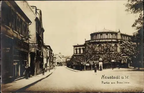 Foto Ak Neustadt an der Weinstraße, Partie am Saalbau, Litfaßsäule