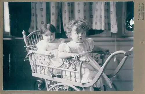 Kabinett Foto Zwei Kinder in einem Kinderwagen, Fotoatelier Paul Bencke Harzgerode