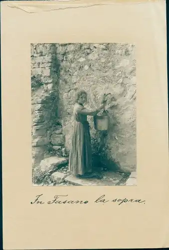 Foto Fasano la Sopra Gardone Riviera Lombardia, Mädchen am Brunnen