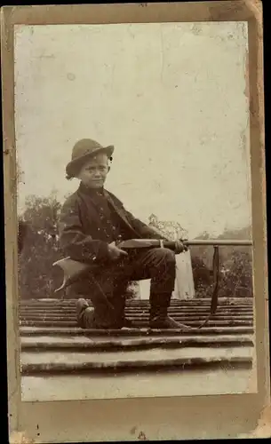 Foto Kinderportrait, Junge mit Gewehr