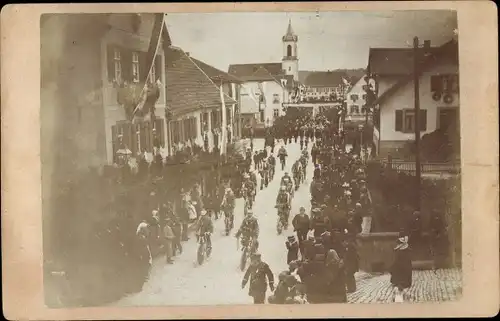 Foto Feuchtwangen in Mittelfranken, Radfahrerkompanie bei der Ausfahrt, Festschmuck