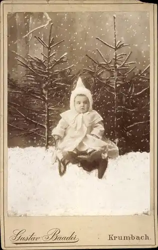 Kabinett Foto Kinderportrait, Hedi Bolkart, Kleinkind auf einem Schlitten, Schnee, Tannenbäume