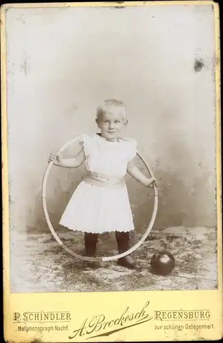 Kabinett Foto Kinderportrait, Kleinkind mit Reifen und Ball