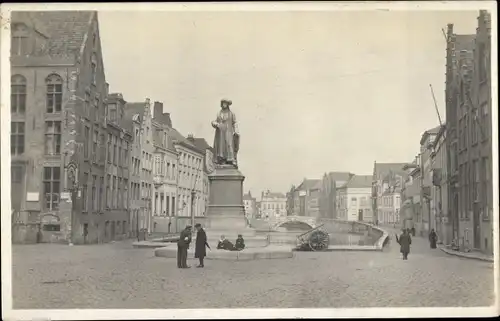 Foto Ak Bruges Brügge Flandern Westflandern, Stadtansicht im Jahr 1917, Van Eyck-Denkmal