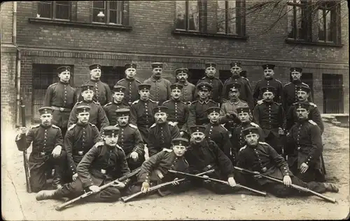 Foto Ak Deutsche Soldaten in Uniformen, Gruppenbild, I. WK