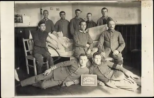 Foto Ak Deutsche Soldaten in Uniformen, Lazarett Landau, Patient, I. WK