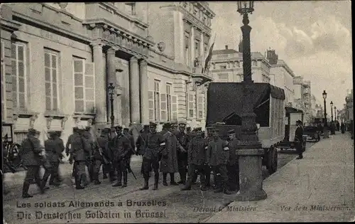 Ak Bruxelles Brüssel, Deutsche Soldaten, I. WK, vor dem Ministerium