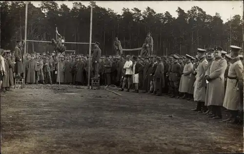 Foto Ak Deutsche Soldaten, Kaiser-Zeit, Stabhochsprung, Leichtathletik