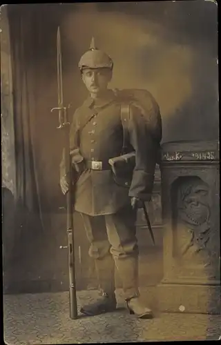 Foto Ak Deutscher Soldat in Uniform, Standportrait, Gewehr, I. WK