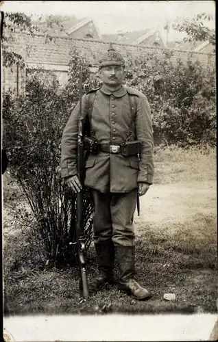 Foto Ak Deutscher Soldat in Uniform, Standportrait, Gewehr, I. WK
