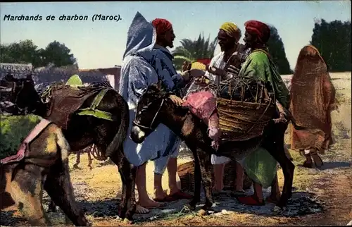 Ak Marokko, Vendedores de charbon, Händler im Kaftan, Muli mit Körben voller Ware, Maghreb