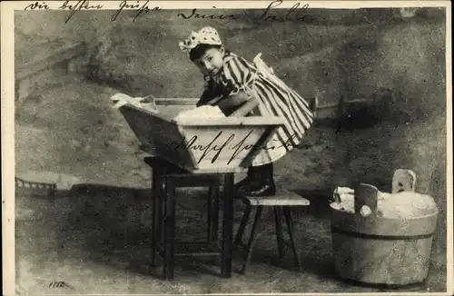 Ak Mädchen beim Waschen der Wäsche