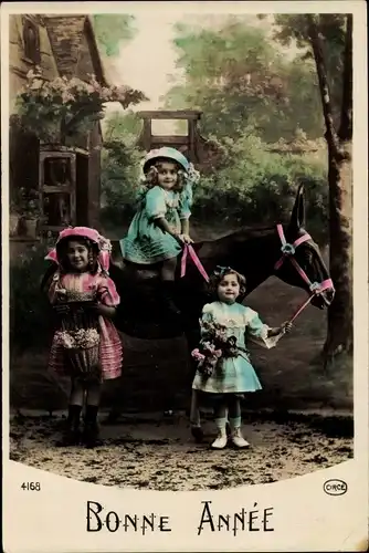 Ak Glückwunsch Neujahr, Drei Mädchen mit Pferd