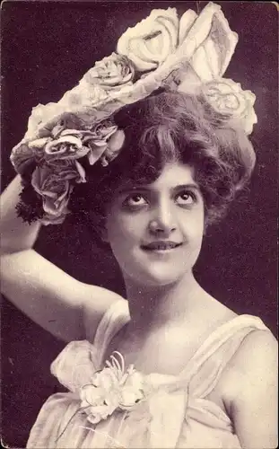 Ak Portrait einer jungen Frau, Hut mit Blumen