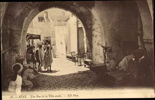 Ak Sfax Tunesien, Une Rue de la Ville Arabe, Straßenpartie, Tor