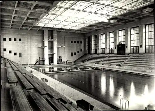 Ak Hansestadt Rostock, Schwimmhalle Neptun, Innenansicht, Sprungturm