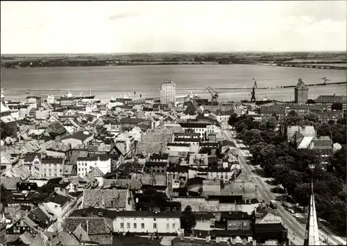 Ak Stralsund in Vorpommern, Stadtpanorama, Blick zur Insel Rügen