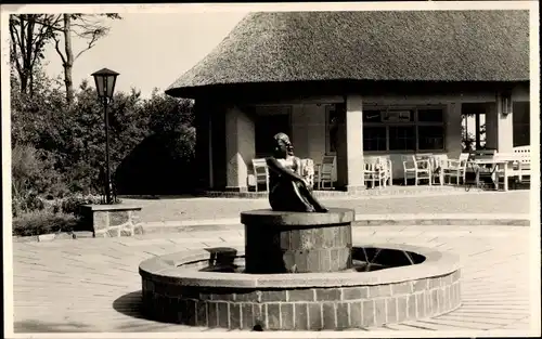 Ak Ostseebad Kühlungsborn, Konzertgarten, Brunnenfigur