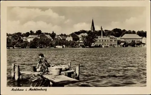 Ak Malchow in Mecklenburg, Panorama, Blick übers Wasser, Frau mit Wäsche