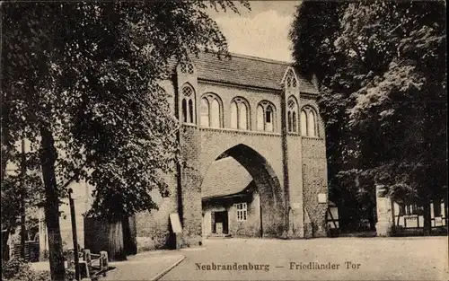 Ak Neubrandenburg in Mecklenburg, Friedländer Tor