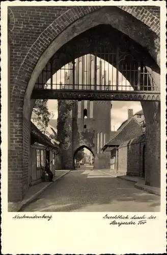 Ak Neubrandenburg, Blick durch das Stargarder Tor