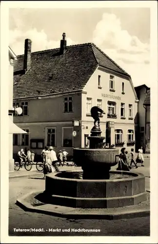 Ak Teterow in Mecklenburg, Markt mit Hechtbrunnen, Zum Marktbrunnen