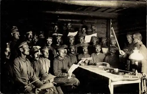 Foto Ak Deutsche Soldaten in Uniformen beim Singen, Soldatenleben, I. WK