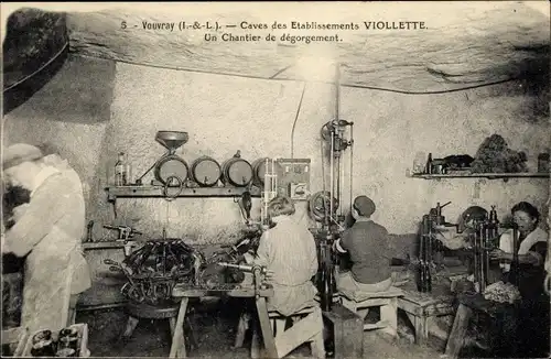 Ak Vouvray Indre et Loire, Caves des Etablissements Viollette, Un Chantier de degorgement