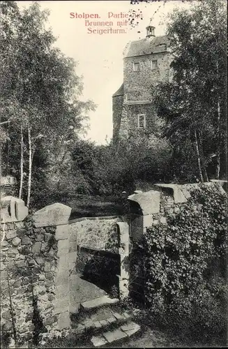 Ak Stolpen in Sachsen, Partie am Brunnen mit Seigerturm