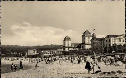 Ak Seebad Binz auf Rügen, Strandleben, Blick auf Wandelhalle und Kurhaus, Badegäste