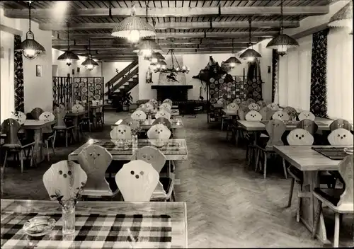 Ak Ostseebad Koserow auf Usedom, Forstferienobjekt Damerow, Kaminhalle, Tische