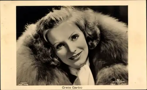 Ak Schauspielerin Greta Garbo, Portrait, Pelz