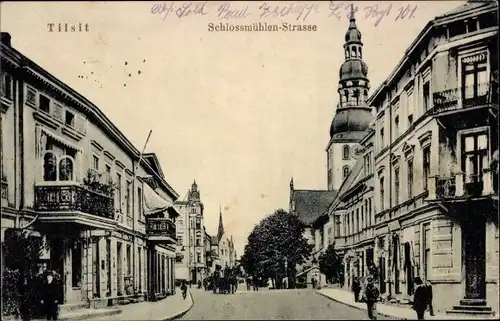 Ak Sowjetsk Tilsit Ostpreußen, Schlossmühlenstraße mit Kirche und Wohnhäusern, Geschäft, Passanten