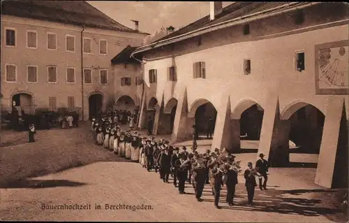 Ak Berchtesgaden in Oberbayern, Bauernhochzeit, Spielmannszug, Arkaden