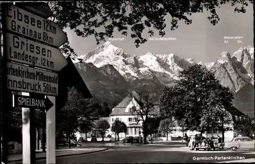 Ak Garmisch Partenkirchen in Oberbayern, Straßenpartie, Wegweiser, Alpspitze, Waxenstein
