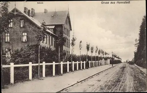 Ak Hennstedt in Dithmarschen, Straßenpartie im Ort, Schule