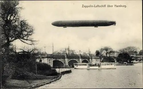 Ak Hamburg, Zeppelin über der Stadt, Flusspartie, Schiff, Brücke