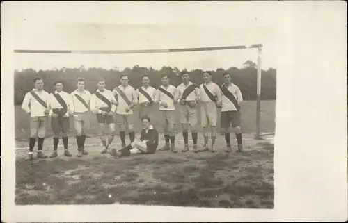 Foto Ak Saverne Zabern Elsass Bas Rhin, Zabern FC, Fußballmannschaft vor dem Tor