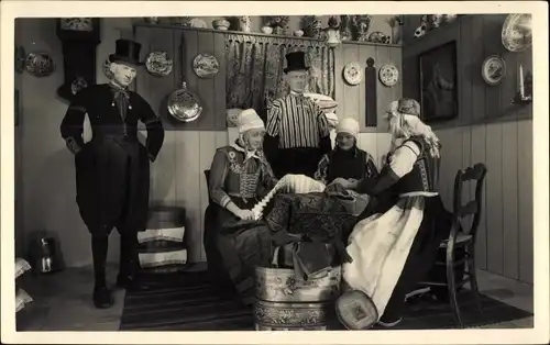 Ak Arnhem Gelderland Niederlande, Het Nederlands Openluchtmuseum, Groep bruiloftscostuums