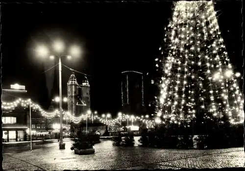 Ak Halle an der Saale, Weihnachtsmarkt, Weihnachtsbaum mit Beleuchtung,