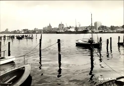 Ak Hansestadt Rostock, Hafen, Boote, Blick auf die Stadt