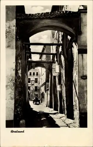 Ak Stralsund in Vorpommern, Bechermacherstraße, Durchgang, Kutsche