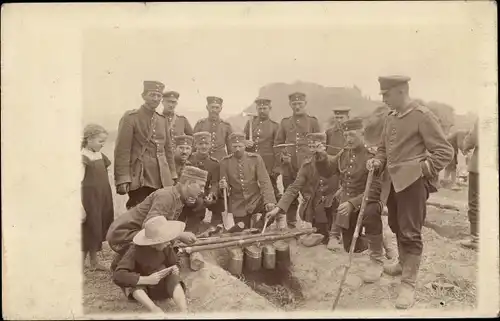 Foto Ak Deutsche Soldaten beim Kochen, Soldatenleben, I. WK