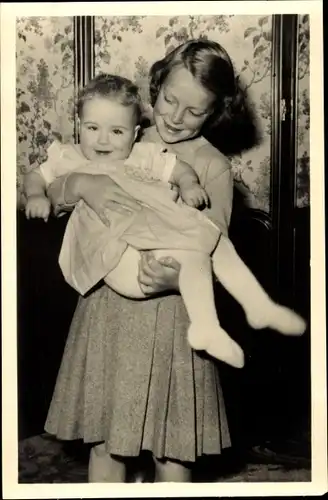 Ak Prinzessin Irene der Niederlande mit Prinzessin Marijke, Het Loo 1948